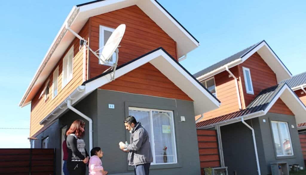 imagen muestra una famila frente a su casa, de tamaño medio, representando la recepción del subsidio ds 1