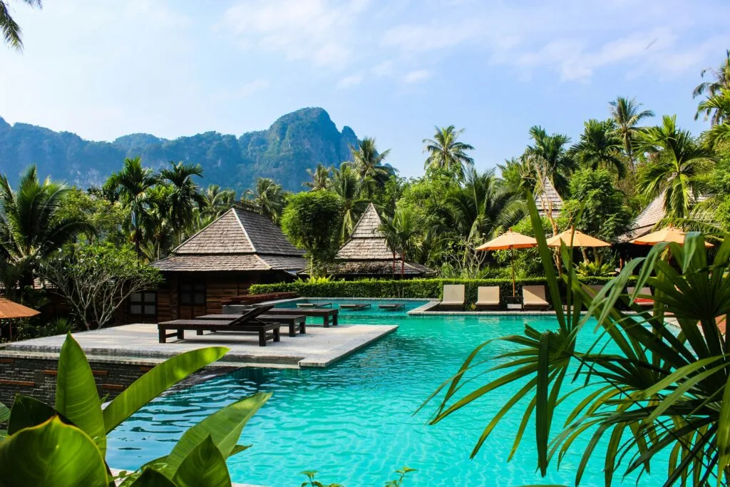 casa para arriendo de verano imagen muestra una hermosa piscina con instalaciones en medio de una selva paradisiaca podria ser en la polinesia, representando portales para buscar arriendos de verano